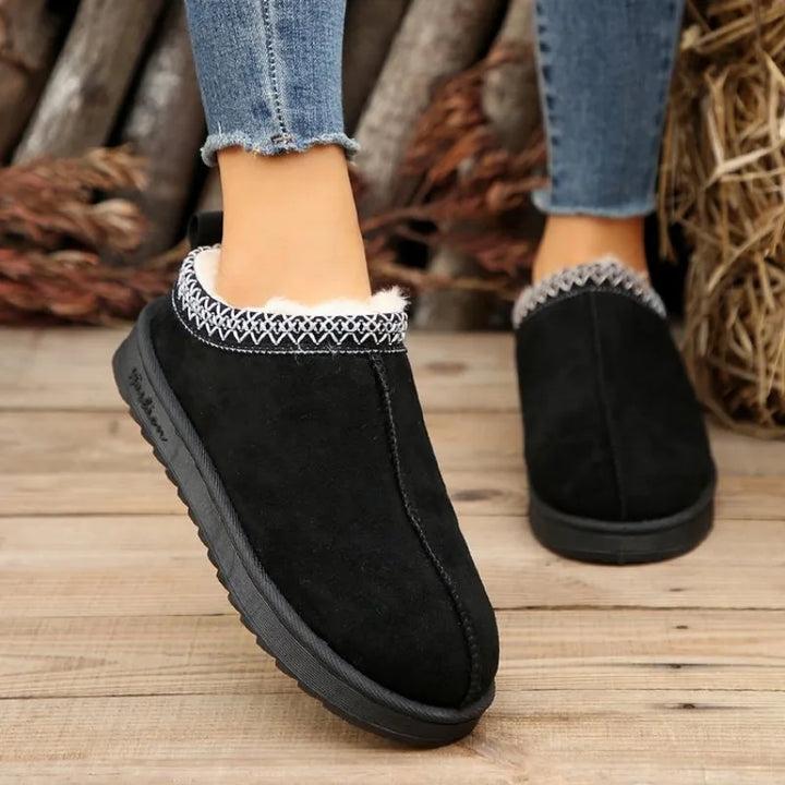 Trendy Touch: Platform Chelsea Ankle Boots with Faux Fur Lining