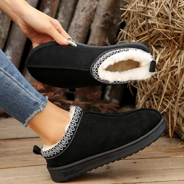 Trendy Touch: Platform Chelsea Ankle Boots with Faux Fur Lining